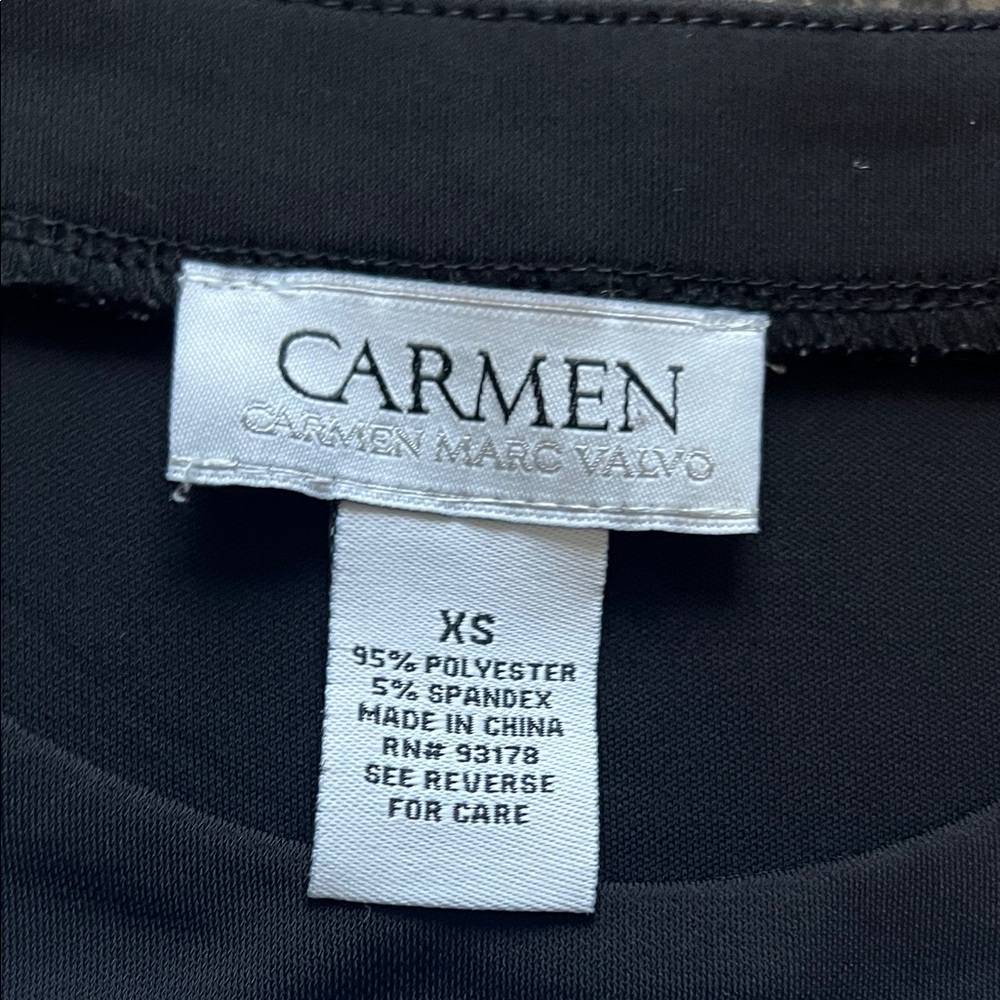 Carmen Marc Valvo White and Gray Fitted Crop T-Shirt - Picture 2 of 3
